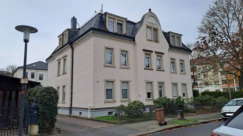 Hausvorderansicht.jpg - Schöne 2 Zimmer Dachgeschosswohnung