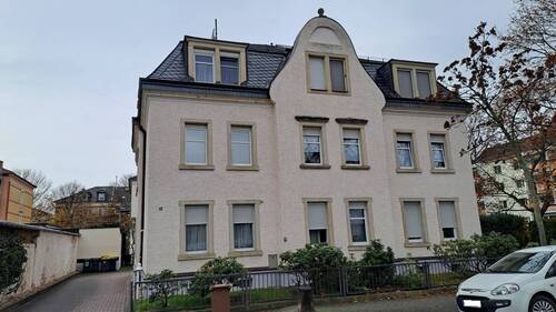 Hausvorderansicht mit Einfahrt.jpg - 2 Zimmer Etagenwohnung zum Kaufen in Dresden