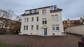 Hausrückansicht mit Eingang.jpg - 2 Zimmer Etagenwohnung in Dresden