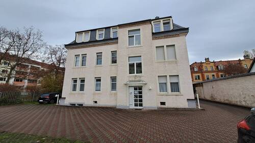Hausrückansicht mit Eingang.jpg - 2 Zimmer Etagenwohnung in Dresden