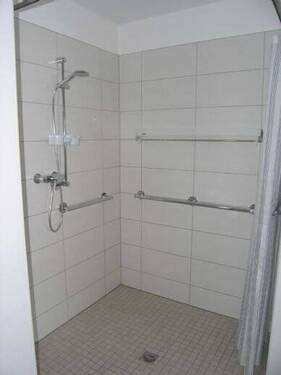 geräumige Dusche - 