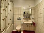 Badezimmer mit Wanne - 
