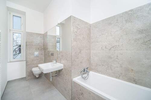 Modernes Bad mit Wanne - 