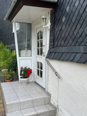 Hauseingang - 6 Zimmer Mehrfamilienhaus, Wohnhaus zum Kaufen in Cursdorf