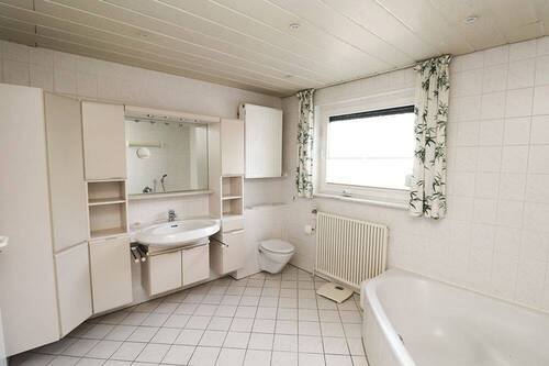 Badezimmer im Erdgeschoss - 