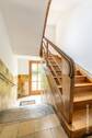 Hauseingang und Treppenhaus - 