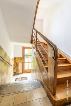 Hauseingang und Treppenhaus - 