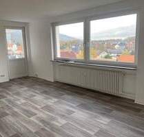 6. OG - FAHRSTUHL IM HAUS - Tolles großes Wohnzimmer, gemütliche Loggia - modernes Tageslichtbad mit Dusche - Langelsheim