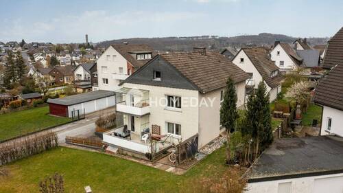 Außenansicht Drohne 2 - Gepflegtes Ein-Zweifamilienhaus mit Ausbaureserve in ruhiger Lage