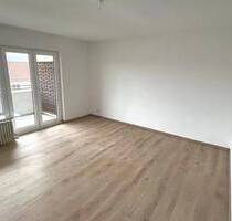 Bad 2024 kernsaniert! Hervorragend geschnittene 2-Zimmer-Wohnung, Einbauküche & Balkon in Weilbach - Flörsheim am Main