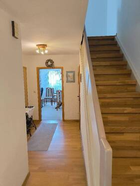 Flur EG mit Treppenaufgang - 