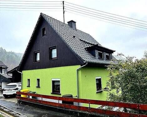 Außenansicht mit Zufahrt - Einfamilienhaus in Ludwigsstadt