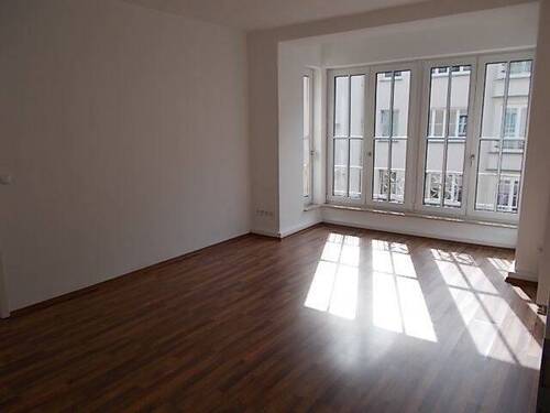 DSCN1046 - *** 2-Zimmer mit Laminat und Wannenbad in guter Lage ***