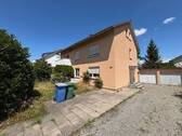 Zufahrt mit Garagen - 