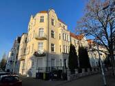Ansicht von der Straße - Wohnen im Gründerzeithaus : 4-Zimmer-ETW mit Balkon in Stadtfeld-Ost