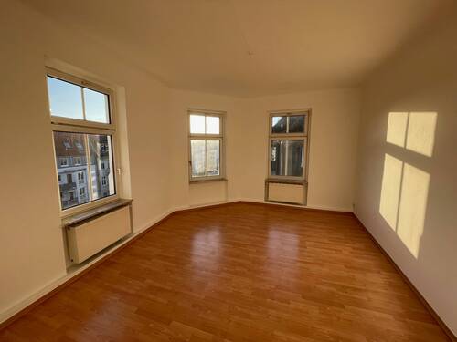 Wohnzimmer über Eck - Etagenwohnung mit 109,70 m² in Magdeburg zum Kaufen