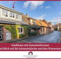 Stadthaus mit Innenhofterasse und Blick auf die Johanniskirche und den Wasserturm - Lüneburg Rotes Feld