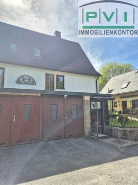 Gebäude und Garage - 