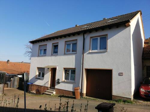 Vorderansicht - Großes Wohnhaus in HallgartenPfalz