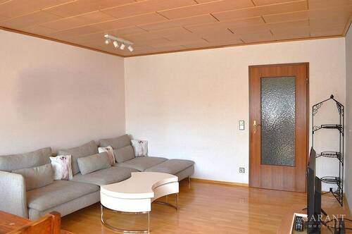 Wohnzimmer - 4 Zimmer Etagenwohnung zum Kaufen in Kuchen