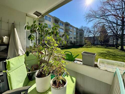 Ausblick von der Loggia - Etagenwohnung mit 70,00 m² in Laatzen zum Kaufen