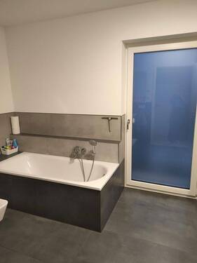 Badewanne mit Badezimmer Tür - 