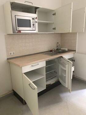 Schöne Teeküche mit Küchenzeile, Fenster zum Hof - 3 Zimmer Gewerbeobjekt (Büro, Produktion, Verkauf) in Brandenburg - Neustadt