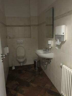 Geräumiges WC mit Waschbecken - Gewerbeobjekt (Büro, Produktion, Verkauf) in Brandenburg - Neustadt zur Miete