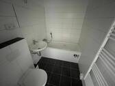 Badezimmer mit Wanne - Etagenwohnung mit 68,90 m&sup2; in Chemnitz zur Miete