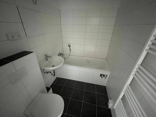Badezimmer mit Wanne - Etagenwohnung mit 68,90 m&sup2; in Chemnitz zur Miete