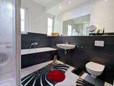 Tageslichtbadezimmer mit Dusche und Badewanne - 2 Zimmer Etagenwohnung zum Kaufen in Berlin