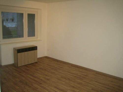 Wohnzimmer - 2 Zimmer Etagenwohnung zur Miete in Waldkraiburg