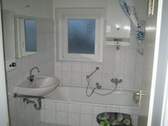 Bad mit Wanne und Fenster - 