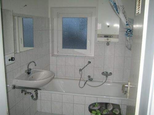 Bad mit Wanne und Fenster - 