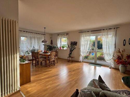 Geräumiges Wohnzimmer - 3 Zimmer Etagenwohnung zum Kaufen in Bitterfeld-Wolfen