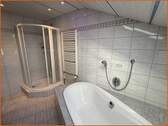 Badezimmer mit Dusche und Badewanne - 