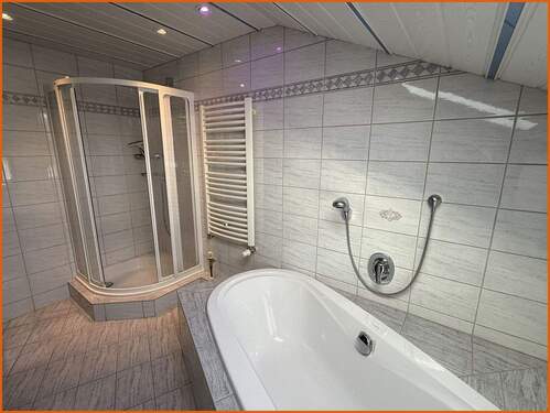 Badezimmer mit Dusche und Badewanne - 