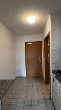 IMG_9192 - * Kompakte und vermietete 1-Zimmer mit Dusche, EBK, Tiefgarage, Aufzug und Laminat in Bestlage *