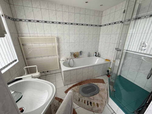 1- OG rechts Badezimmer - 