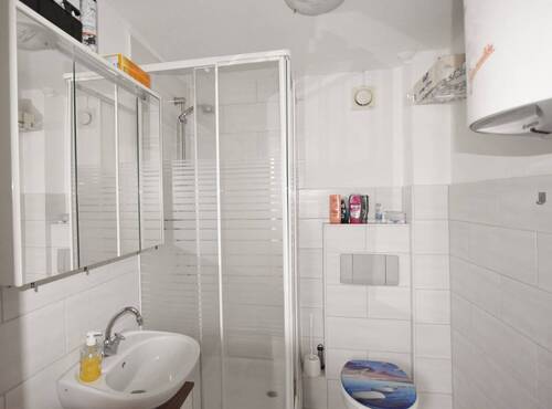 Beispiel Badezimmer - 1 Zimmer Mehrfamilienhaus, Wohnhaus zum Kaufen in Gnoien