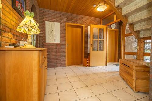 Eine geräumige Diele empfängt die Bewohner - Mehrfamilienhaus, Wohnhaus mit 199,20 m&sup2; in Wilhelmshaven zum Kaufen