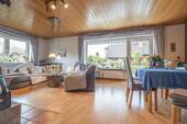Gut positionierte Fenster lassen viel Tageslicht herein - 