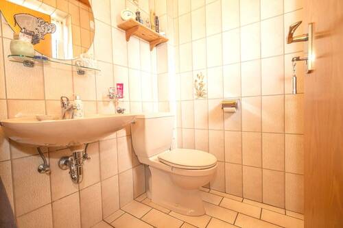 Funktional und schlicht ist das Gäste-WC - 