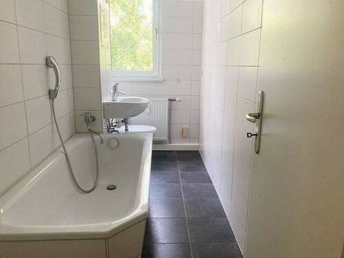 Beispielfoto Badezimmer - Etagenwohnung mit 59,40 m&sup2; in Hermsdorf zur Miete
