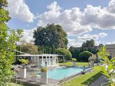 Poollandschaft mit Poolhäuschen - 