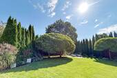 Gepflegter sonniger Garten - 