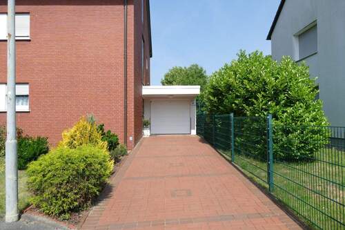 Garagenzufahrt - 1 Zimmer Mehrfamilienhaus, Wohnhaus in Lünen