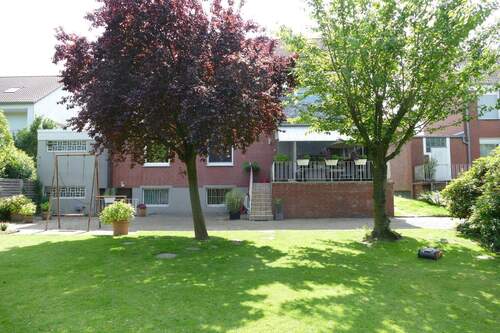 Rückansicht vom Haus mit Terrasse und Balkon - 