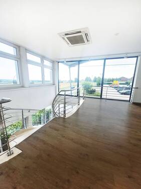 OG_Galerie_1.jpg - Kosmetik, Nagelstudio, Fußpflege - Gepflegter Studioraum mit TOLLER Aussicht im 1. OG in guter Lage