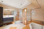 Bad mit Dusche und Wanne im OG - 